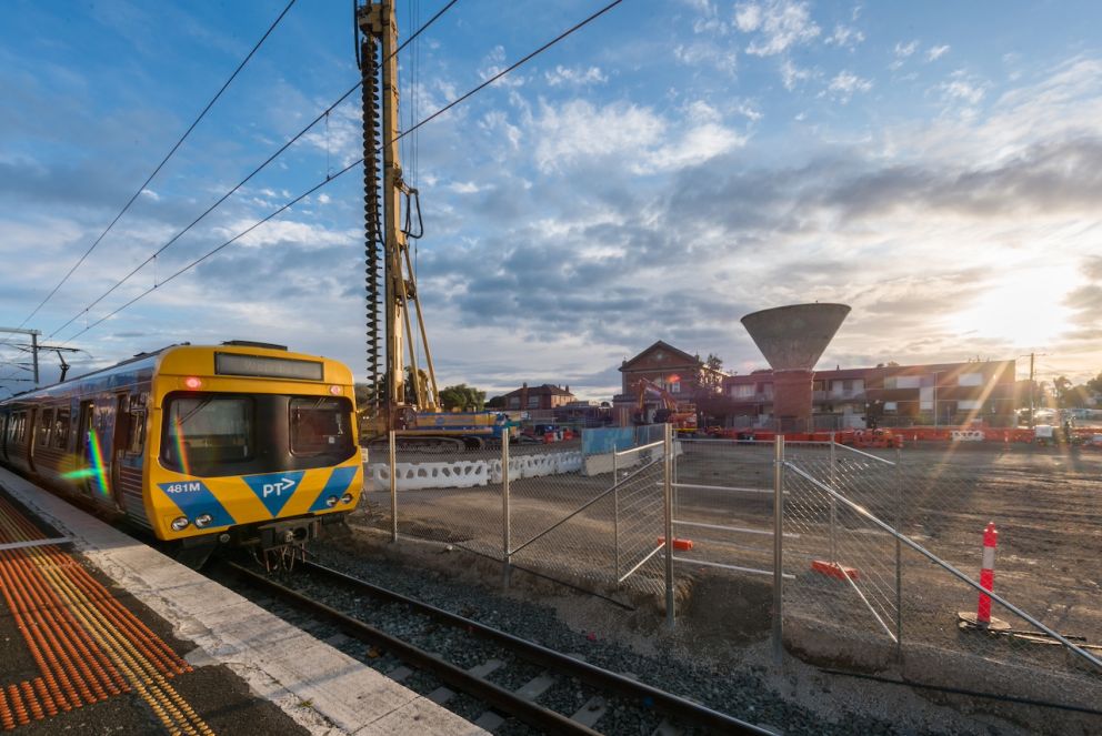 A train arrives at Mordialloc Station