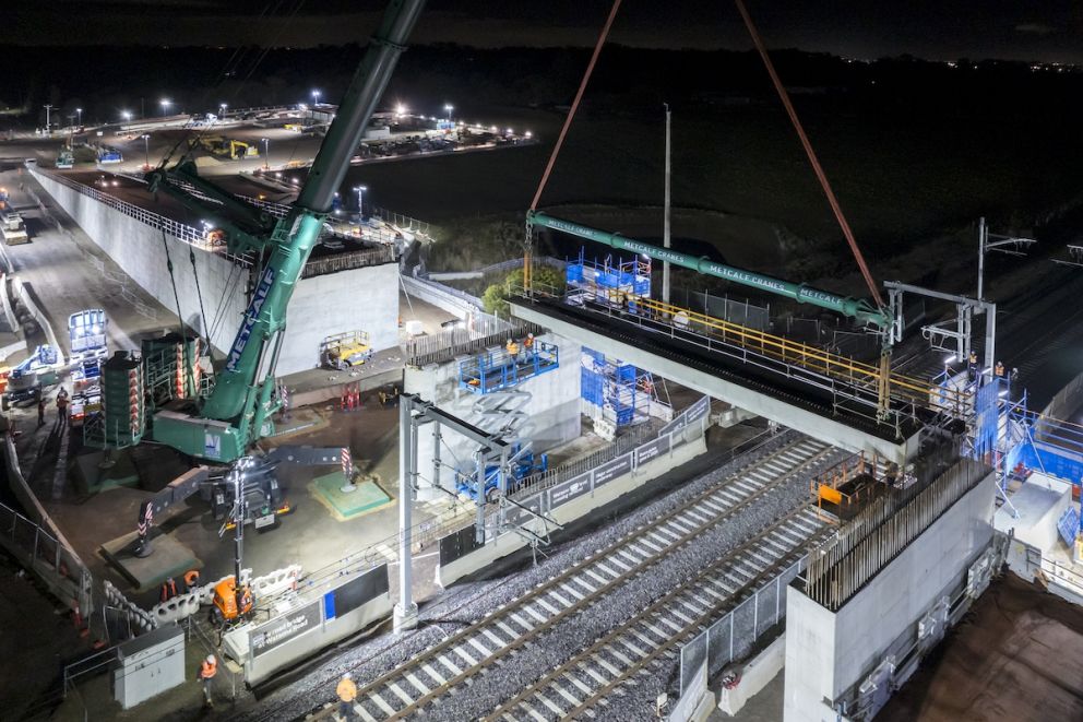 The 500 tonne crane lifts in the first beam