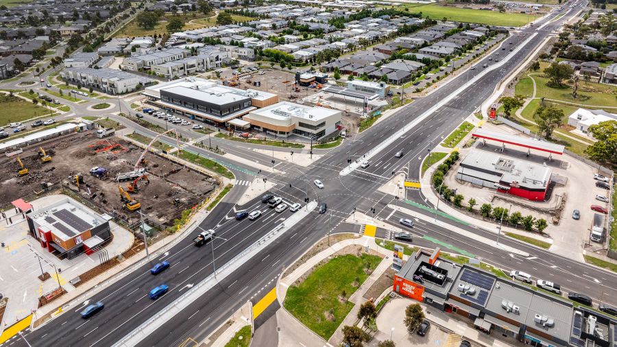 Epping Road and Baltrum Drive intersection looking north