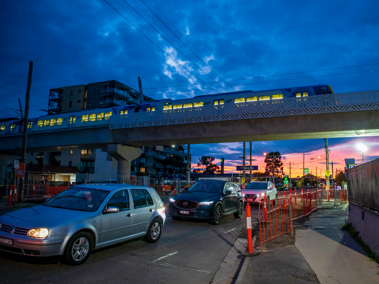 Cars passing through Murray Road