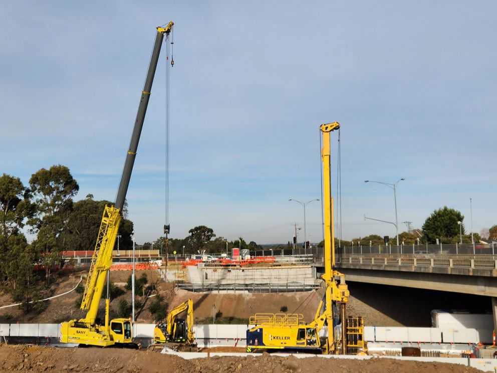 Piling rig and crane working in the Princes Freeway centre median