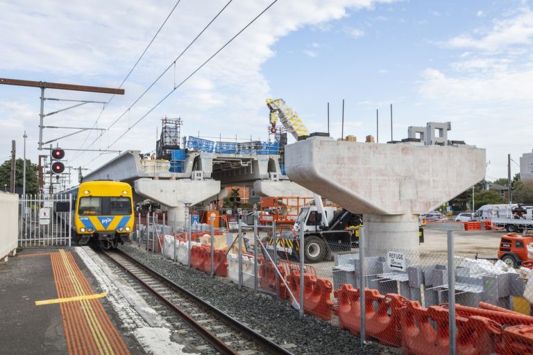 A Frankston-bound train pulling into Mordialloc Station