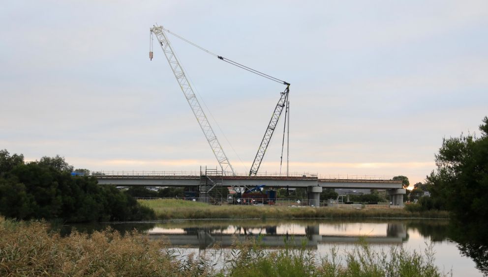 Continuing to install the beams for the 400-metre twin bridges over the Waterways wetlands 