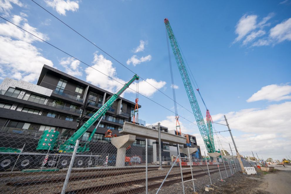 450T and 650T cranes lifting the L beam onto the crossheads