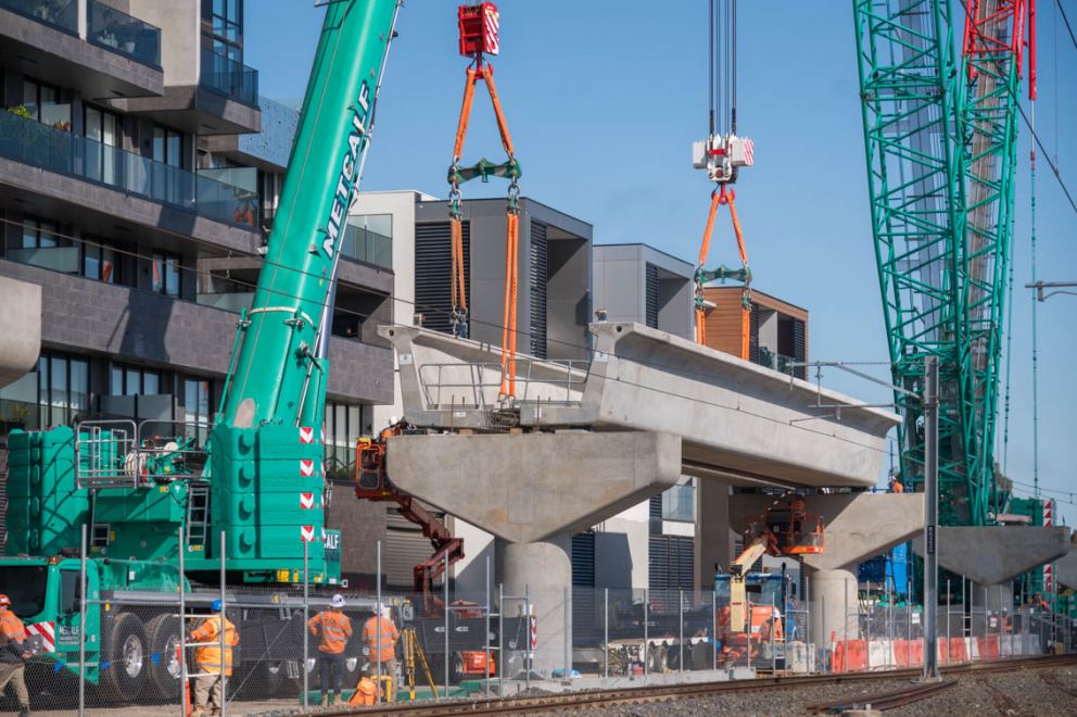 650T and 450T cranes lifting the second L beam in to form the U trough