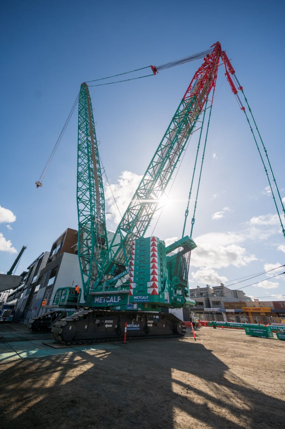 650T crawler crane ready to lift the L beams into place