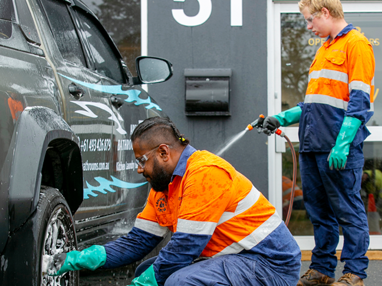 Navarone Panel Community Crew celebrates 500th job - Victoria’s Big Build