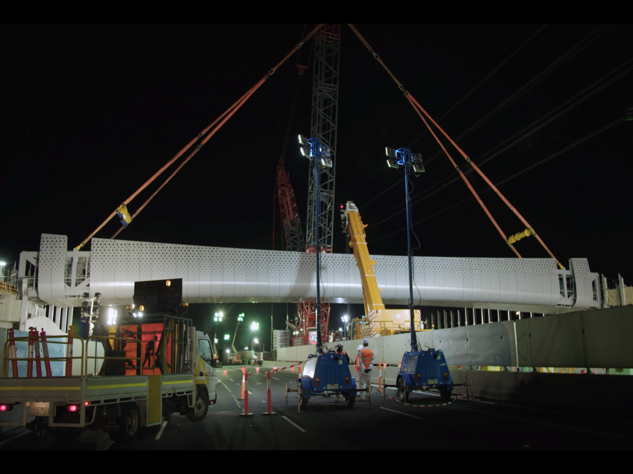 Rosala Avenue pedestrian bridge during installation, September 2020