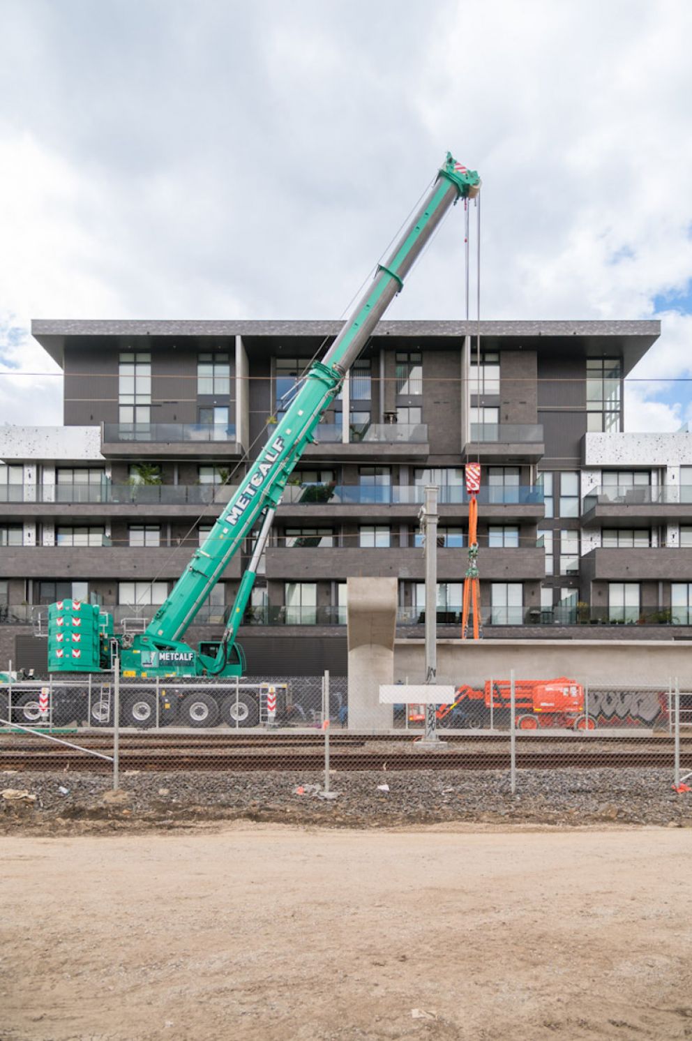 450T mobile crane assisting the crawler crane with the L beam lifts