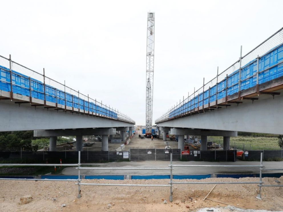 Continuing to install the beams for the 400-metre twin bridges over the Waterways wetlands