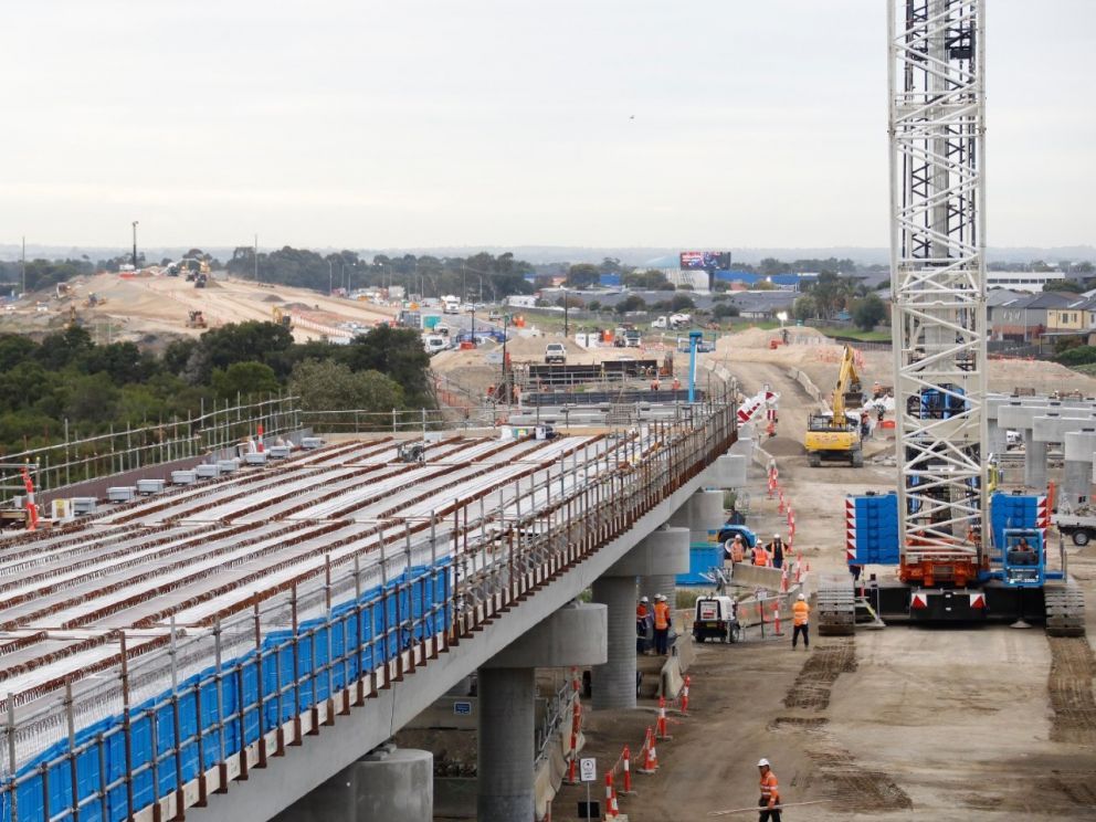 Continuing to install the beams for the 400-metre twin bridges over the Waterways wetlands