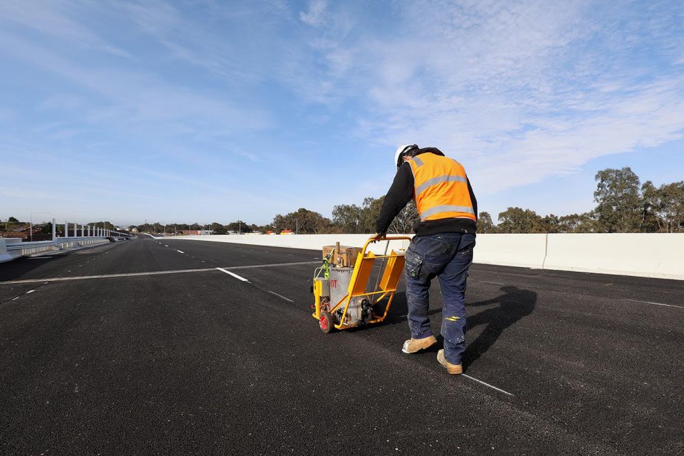 Line marking works taking place on the Mordialloc Freeway 