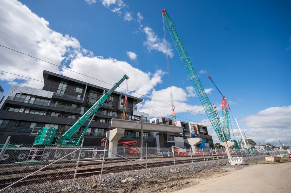 650T and 450T crane lifting the first L beam into place